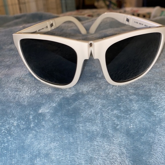 Burberry White Foldable Sunglasses-Like New! - Picture 2 of 10